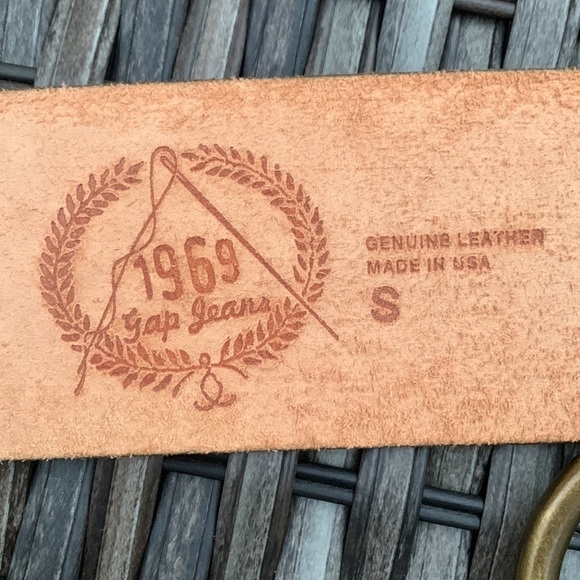 Gap Wide Light Brown Tooled Leather Belt w/ Brass Buckle - Picture 8 of 14